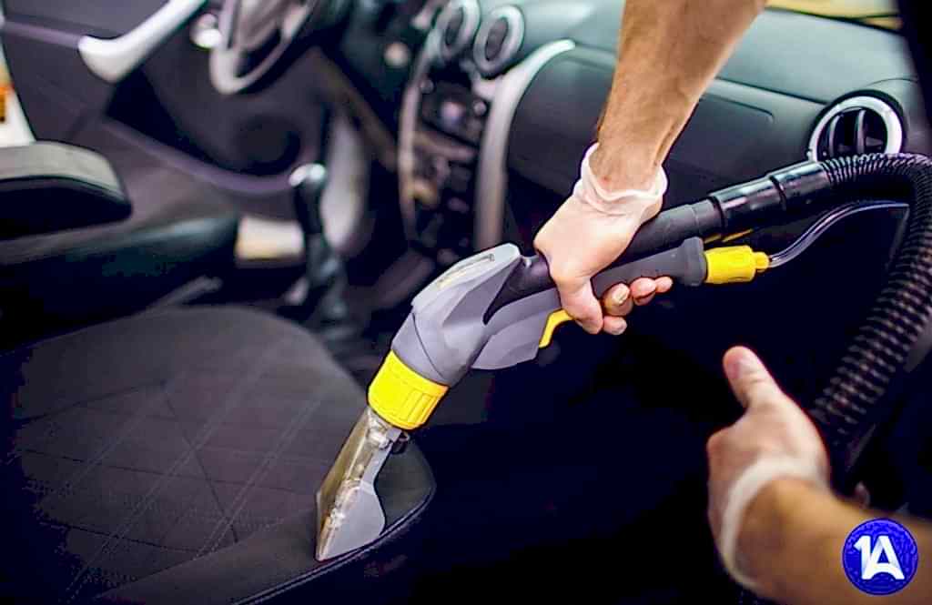 Autoaufbereitung staubsaugen lassen