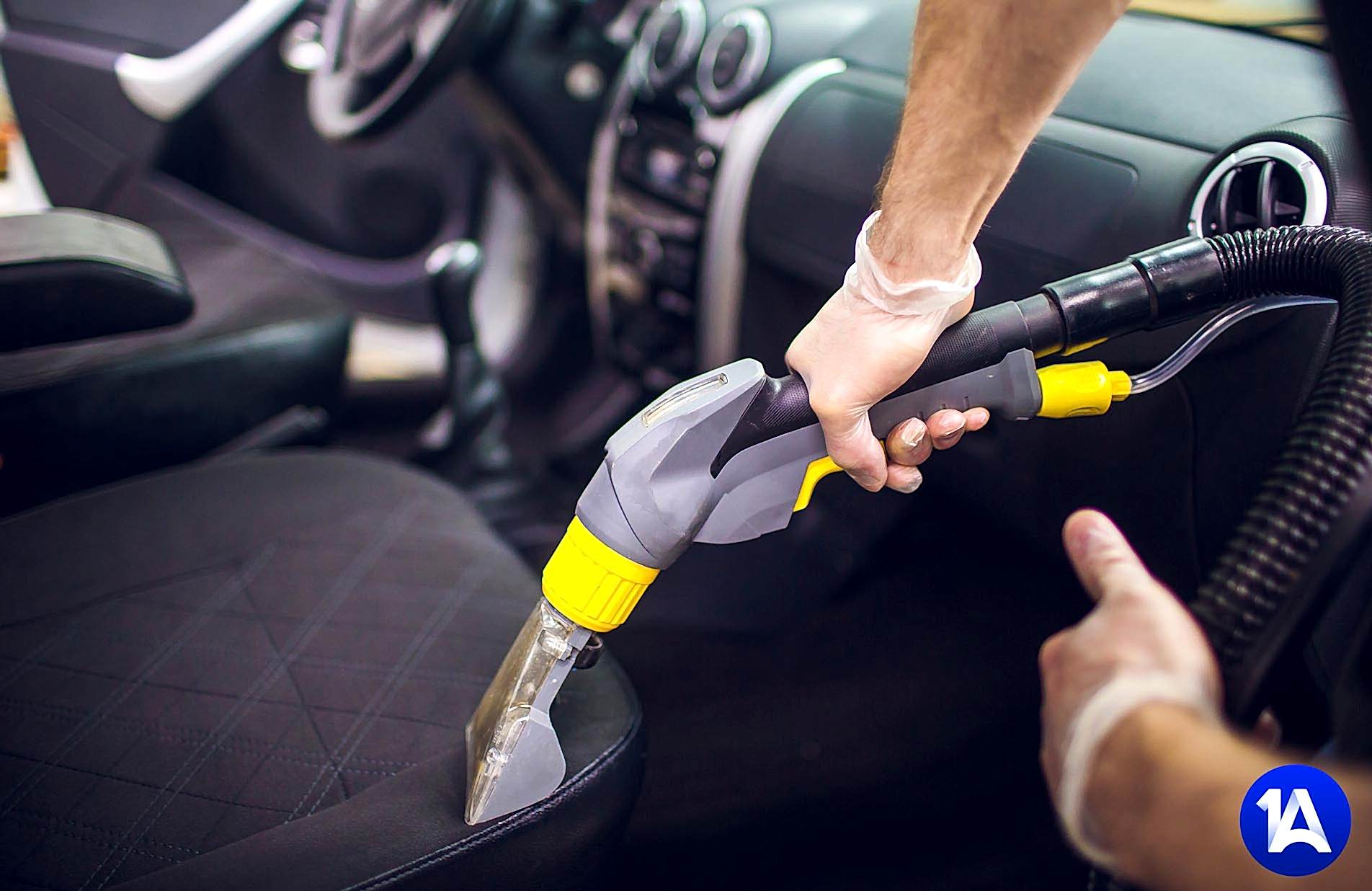 Autoaufbereitung staubsaugen lassen